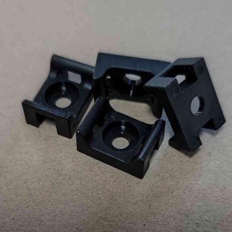 Csavar rögzitésű fekete gyorskötöző-kábelkötegelő talp (17,8x12,7x8,15 mm )